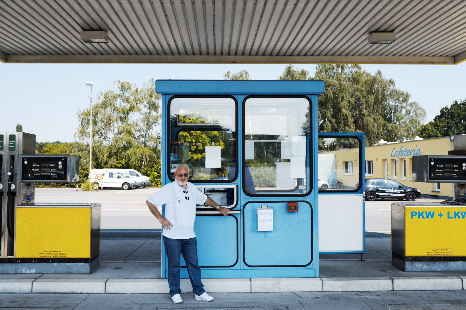 Rentnertankstelle Hamm, Rentner vor Kassenhaeschen